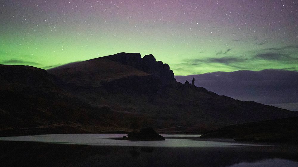 Northern lights desktop wallpaper background, Aurora borealis over the Isle of Skye in Scotland