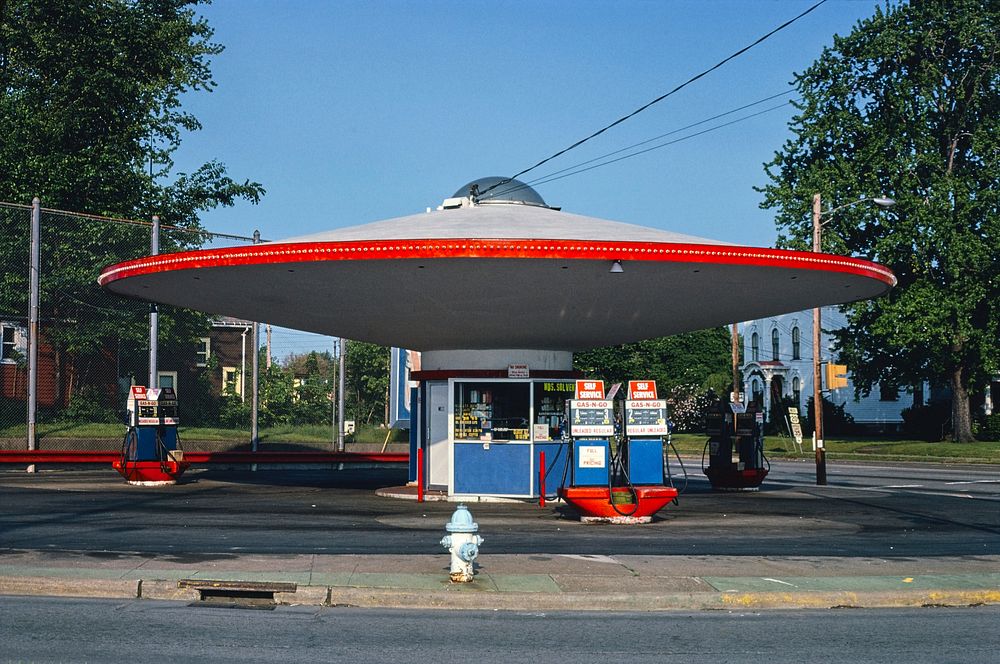 Gas n' Go, Ashtabula, Ohio (1980) photography in high resolution by John Margolies. Original from the Library of Congress.…