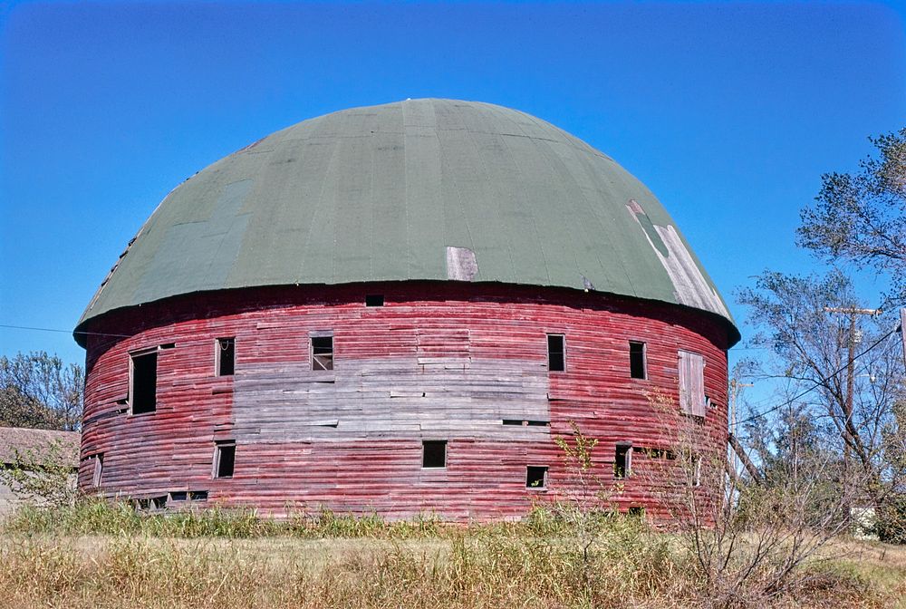 Round Barn, Arcadia, Oklahoma (1979) photography in high resolution by John Margolies. Original from the Library of…