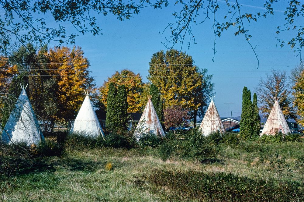 Wigwam Village, Horse Cave, Kentucky (1979) photography in high resolution by John Margolies. Original from the Library of…