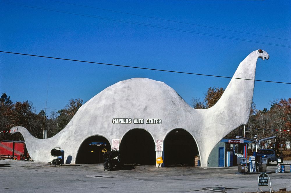 Harold's Auto Center, horizontal view, Sinclair gas station, Route 19, Spring Hill, Florida (1979) photography in high…