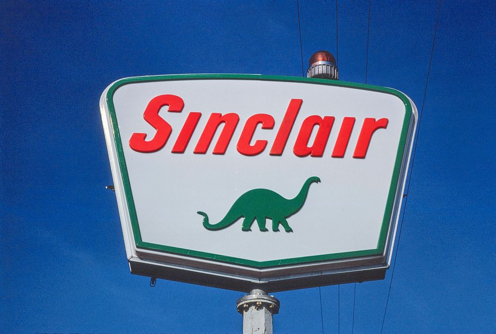 Sinclair gasoline sign, Route 61, La Place, Louisiana (1979) photography in high resolution by John Margolies. Original from…