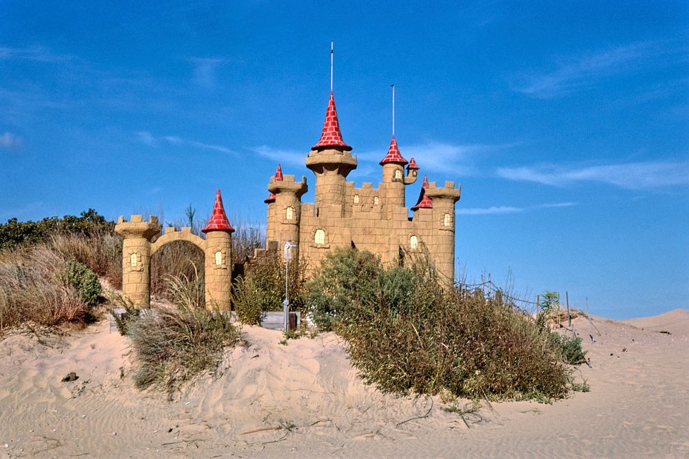 Castle 2, Jockey's Ridge Mini-Golf, Nags Head, North Carolina (1985) photography in high resolution by John Margolies.…