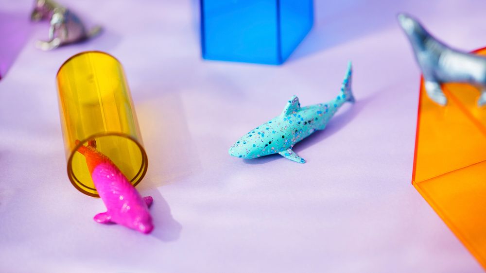 Desktop wallpaper background, colorful and bright miniature animal figures