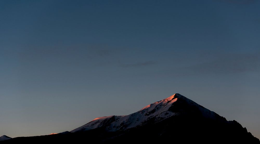 A dim silhouette of a mountain peak in the evening in Silverthorne. Original public domain image from Wikimedia Commons