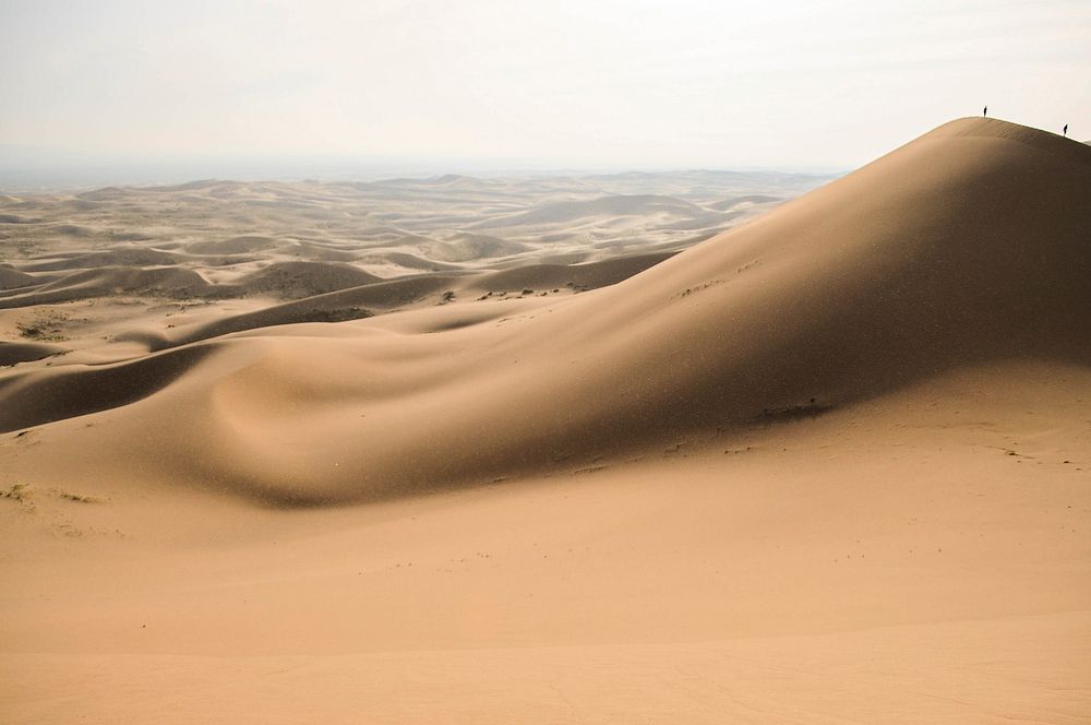 Walking on the sandy ridges of the desert in Khongoryn Els. Original public domain image from Wikimedia Commons