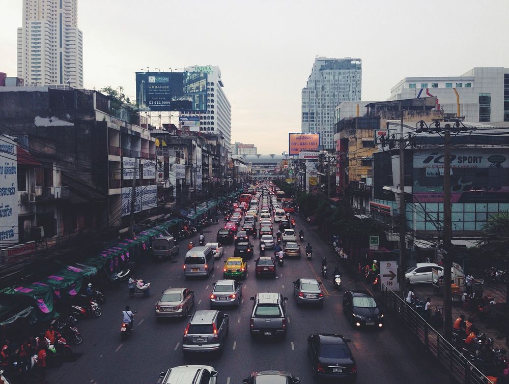 Strato kun densa trafiko en 5 koridoroj tien kaj en nur unu reen.English: Bangkok Indra market. Original public domain image…
