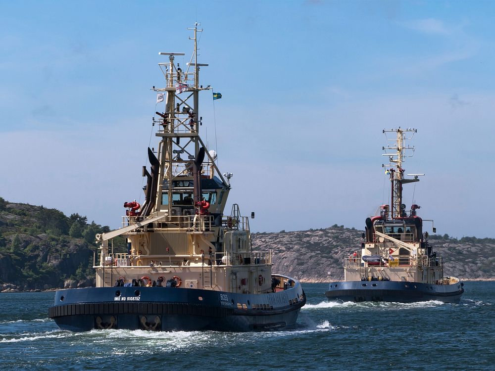 Tugboats Svitzer Hymer (2009) and Boss (1995) in Brofjorden setting out from Lahälla.