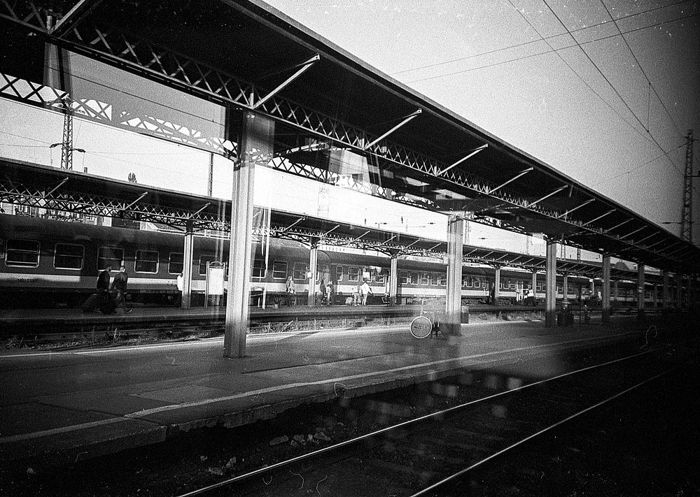 Platform in bw. Original public domain image from Wikimedia Commons