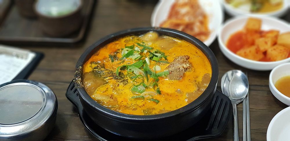 Ppyeo-haejang-guk ("bone" hangover soup) made with pork backbones. Original public domain image from Wikimedia Commons