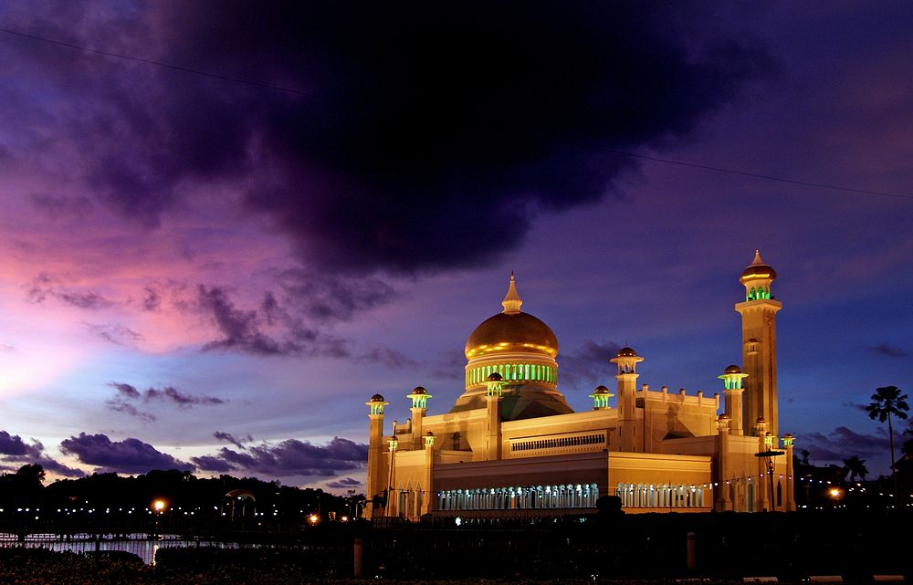 Sultan Omar Ali Saifuddin Mosque, Brunei. Original public domain image from Flickr