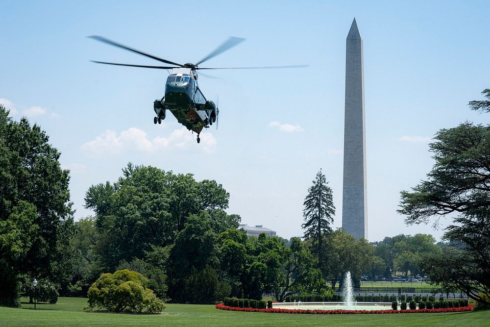Marine One approaches for a landing on the South Lawn of the White House. Original public domain image from Flickr