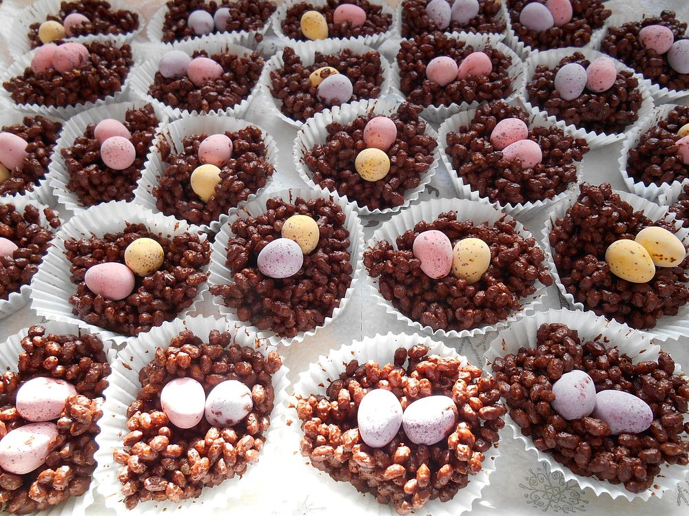 Chocolate rice krispie cakes. Free public domain CC0 photo.