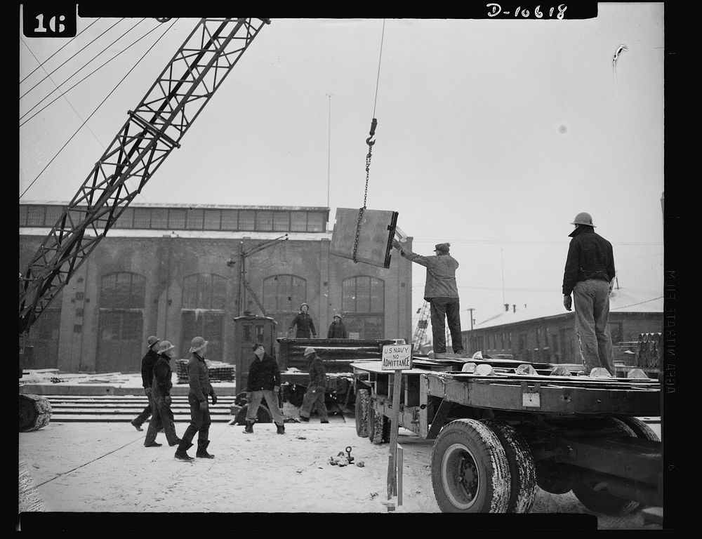 Denver, Colorado. Loading pre-fabricated steel parts of giant hulls of escort vessels for shipment to Mare Island Navy Yard…