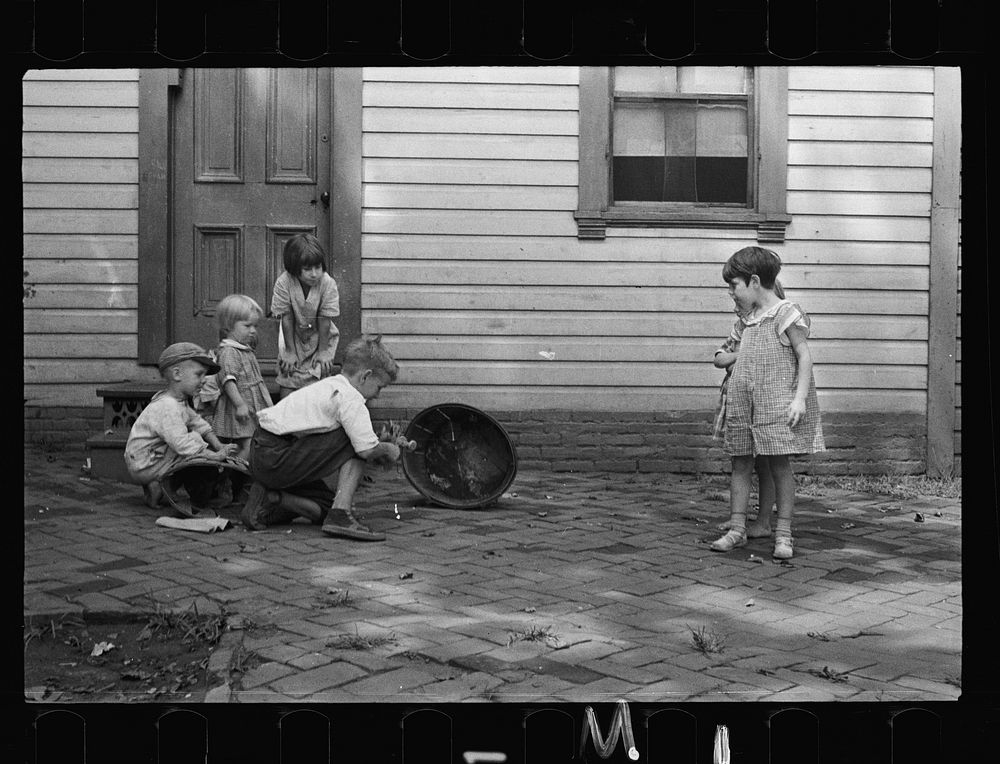 White children playing in Georgetown, Washington, D.C.. Sourced from the Library of Congress.