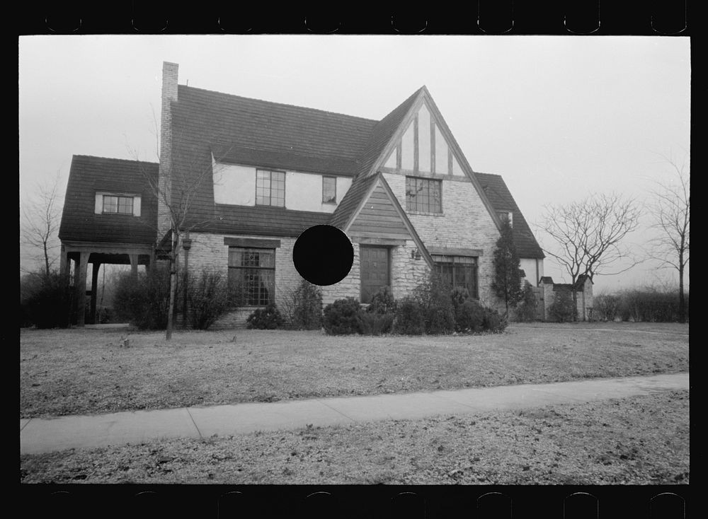 [Untitled photo, possibly related to: Houses, Mariemont, Ohio]. Sourced from the Library of Congress.