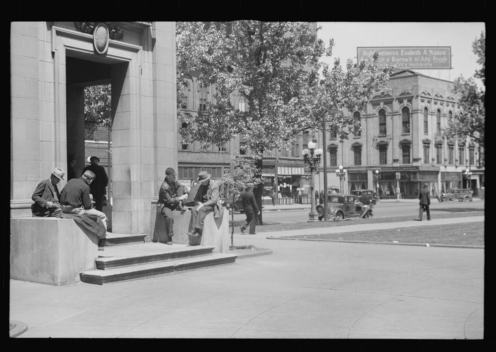 Street scene, Minneapolis, Minnesota. Sourced from the Library of Congress.