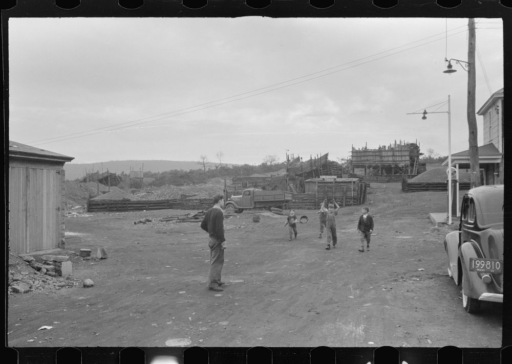 [Children playing in street. Mount Carmel, Pennsylvania]. Sourced from the Library of Congress.