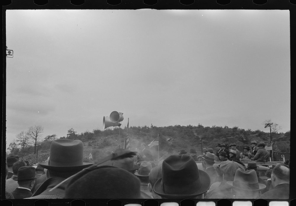 [Crowd, Mount Carmel, Pennsylvania]. Sourced from the Library of Congress.