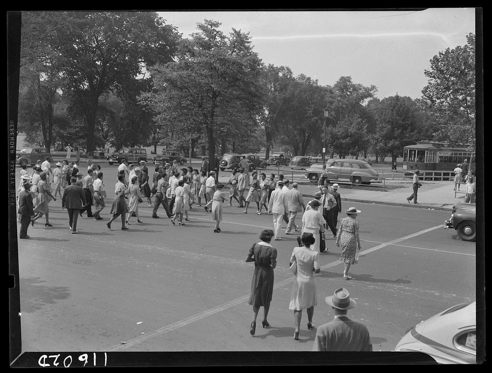 Washington, D.C. Bureau of Engraving and Department of Agriculture employees crossing Independence Avenue, S.W.. Sourced…