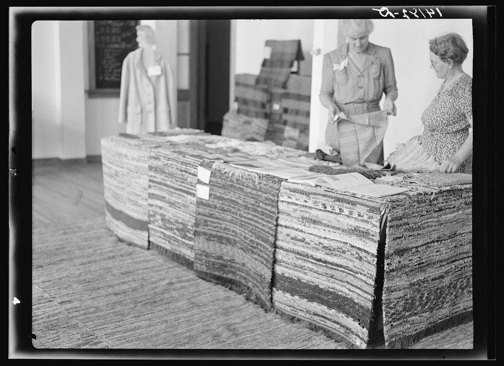 Weaving at Wolf Pit Farms, Georgia. Sourced from the Library of Congress.