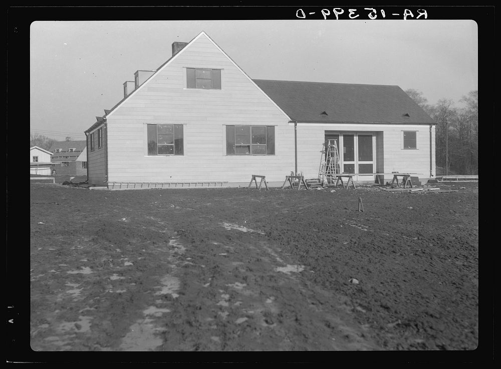 House nearing completion. Greenhills, Ohio. Sourced from the Library of Congress.