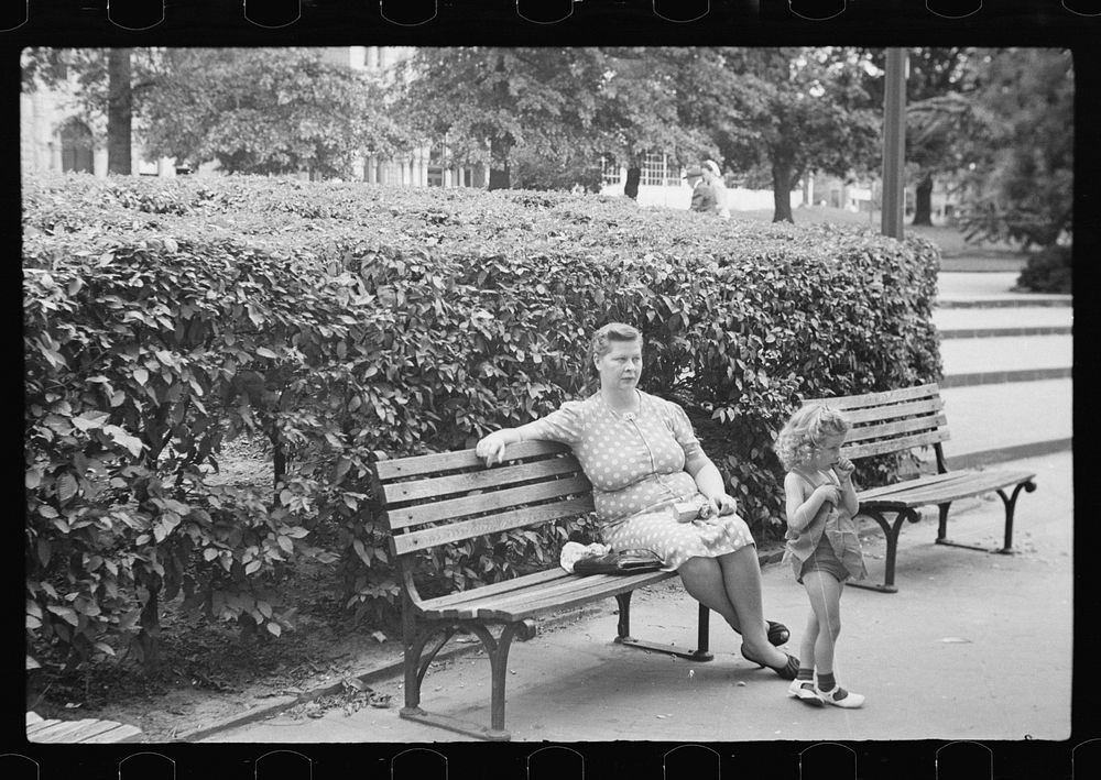 Washington, D.C. Mother and daughter in Franklin Park. Sourced from the Library of Congress.