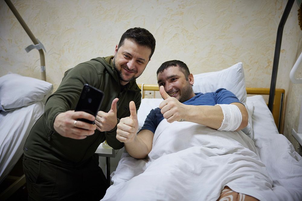 Volodymyr Zelenskyy paid a visit to the wounded defenders of Ukraine undergoing treatment at a military hospital