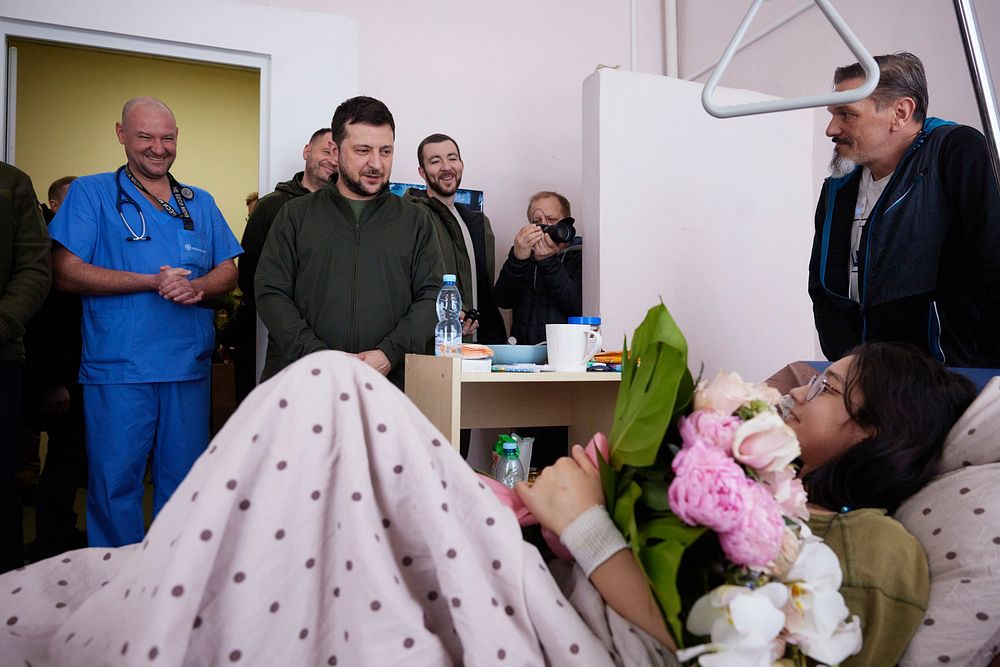President paid a visit to the hospital with residents of the Kyiv region wounded by enemy shelling.