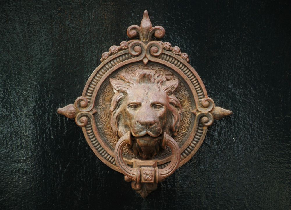 Free lion head door knob image, public domain CC0 photo.