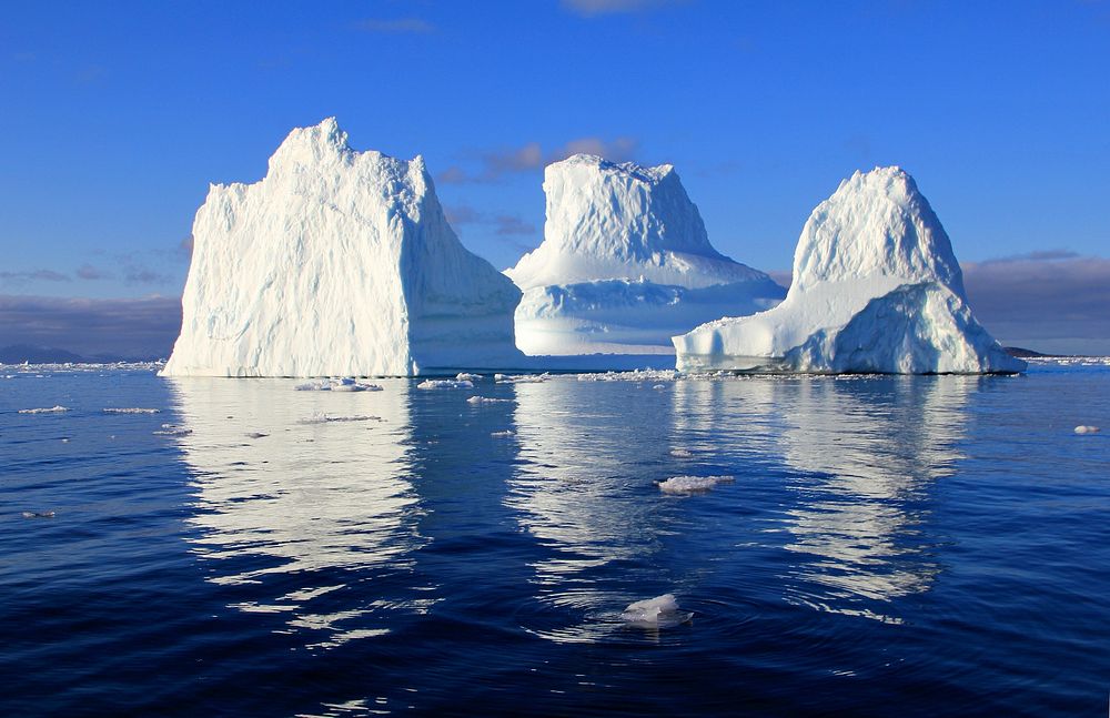 Glacier lake scenery, frozen iceberg photo, free public domain CC0 image.