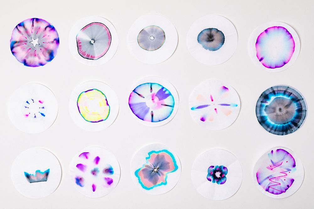 Aesthetic chromatography art on round papers