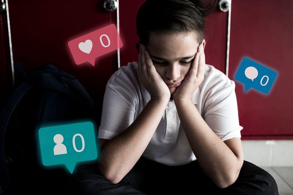 Unhappy teenager psd with few social media engagement 