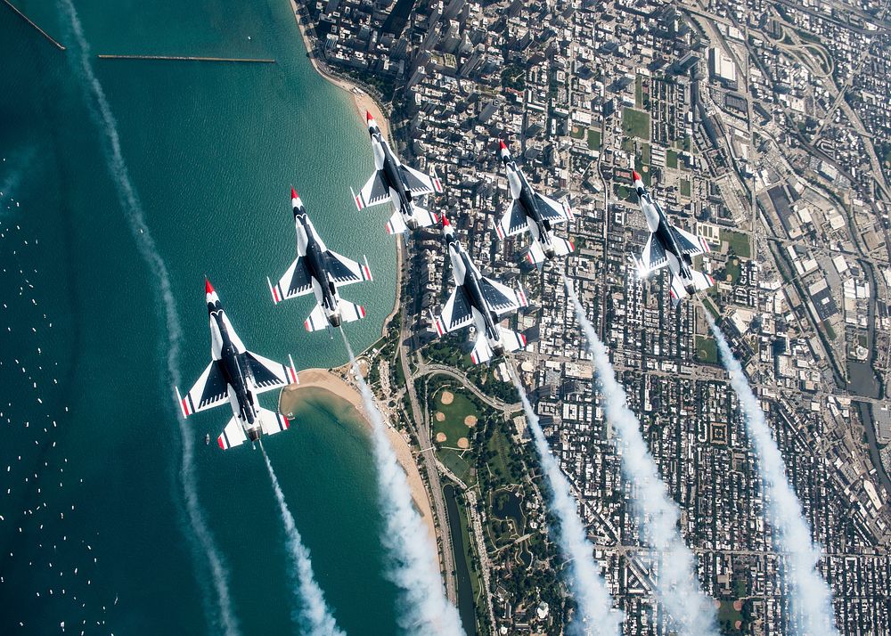 Thunderbirds Delta pilots perform Delta Loop maneuver during the Chicago Air and Water practice Show at Chicago, Ill., Aug.…