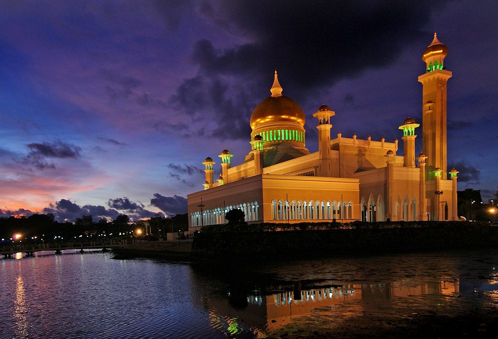 Sultan Omar Ali Saifuddien Mosque. Original public domain image from Flickr