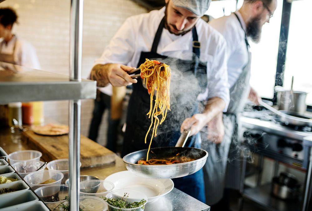 Chef cooking spaghetti in the kitchen | Premium Photo - rawpixel