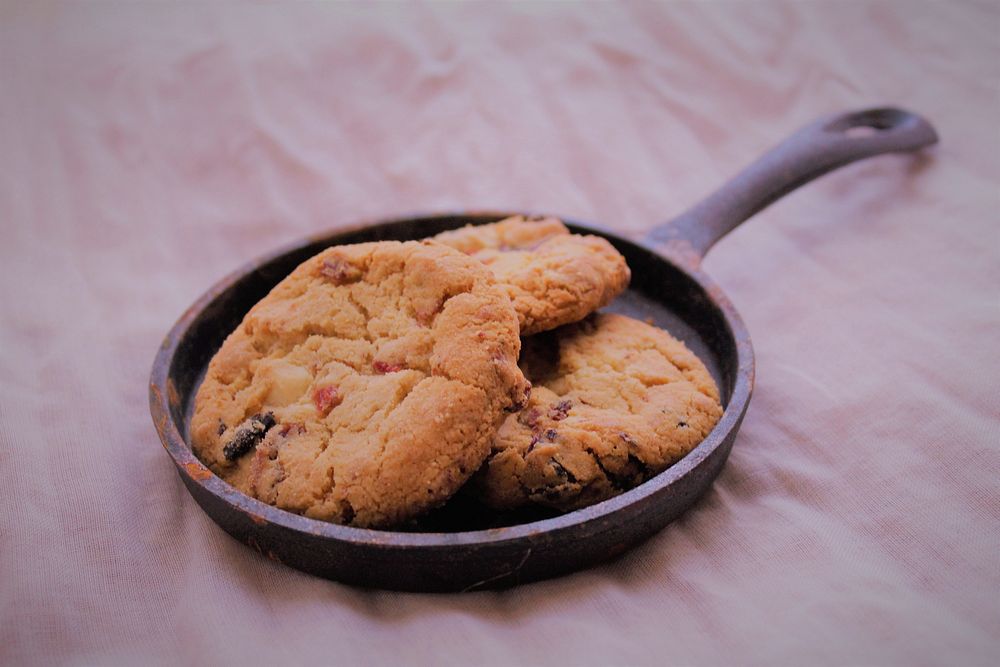 Small cast iron skillet with homemade chocolate chip cookies. Original public domain image from Wikimedia Commons