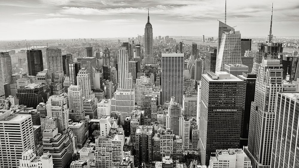 Pejzaĝa vido elalte al Manhattan; centre fore la domturo Empire State Building.. Original public domain image from Wikimedia…