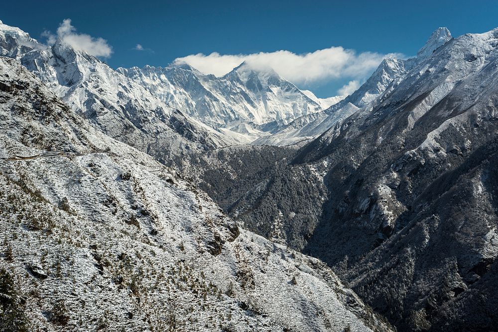 Vido al montpinto Everest, el la vojo al la monaĥejo Tengboche.. Original public domain image from Wikimedia Commons