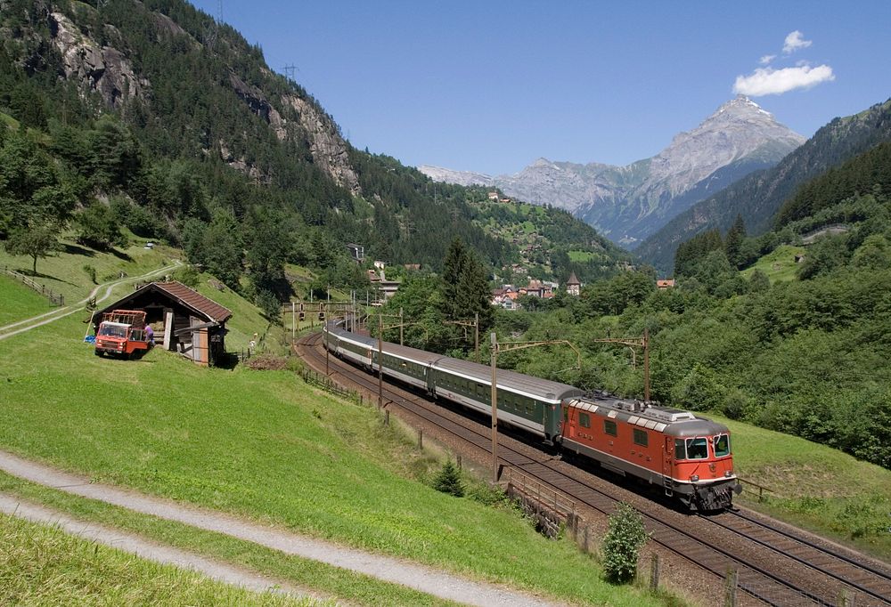 Gotthard-Interregio kurz nach Gurtnellen / Gotthard interregio train after Gurtnellen. Original public domain image from…