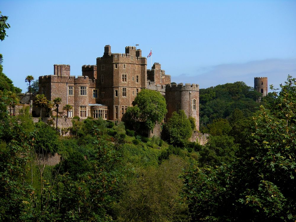 Dunster Castle in Dunster, Somerset; Ansicht von Süden. Original public domain image from Wikimedia Commons