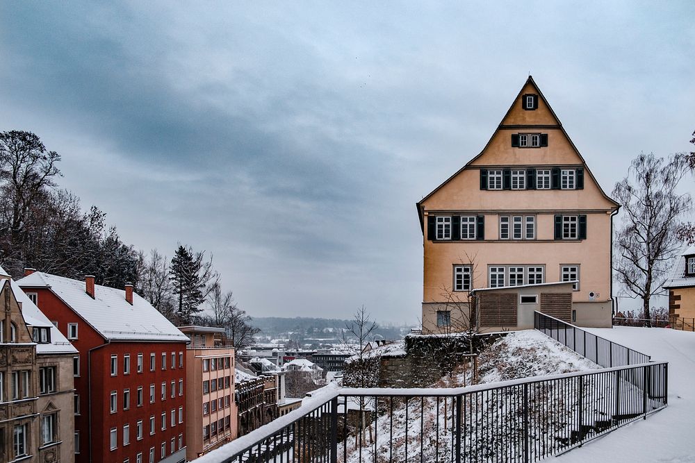 Schulberg in Tübingen mit Schnee. Original public domain image from Wikimedia Commons
