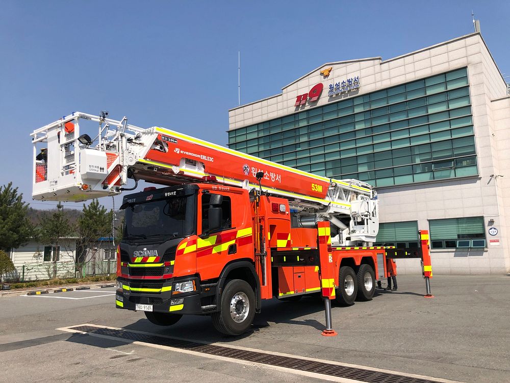 EVERDIGM Aerial Rescue Ladder 53 in Hoengseong Fire Station. Original public domain image from Wikimedia Commons
