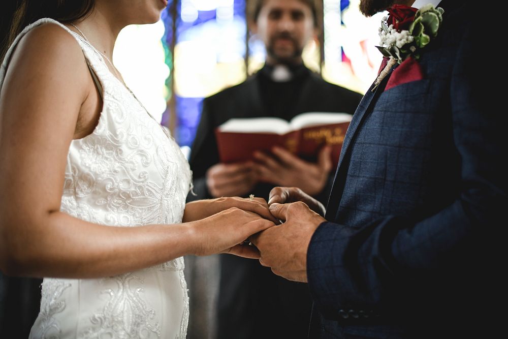 Bride and groom at the altar | Photo - rawpixel