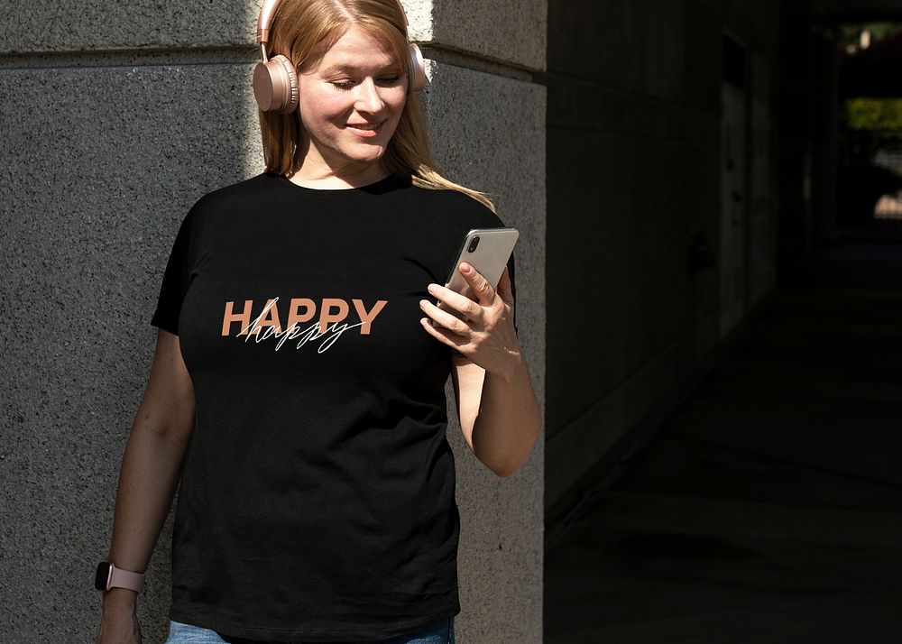 Happy printed t-shirt mockup psd black stylish size inclusive apparel outdoor shoot