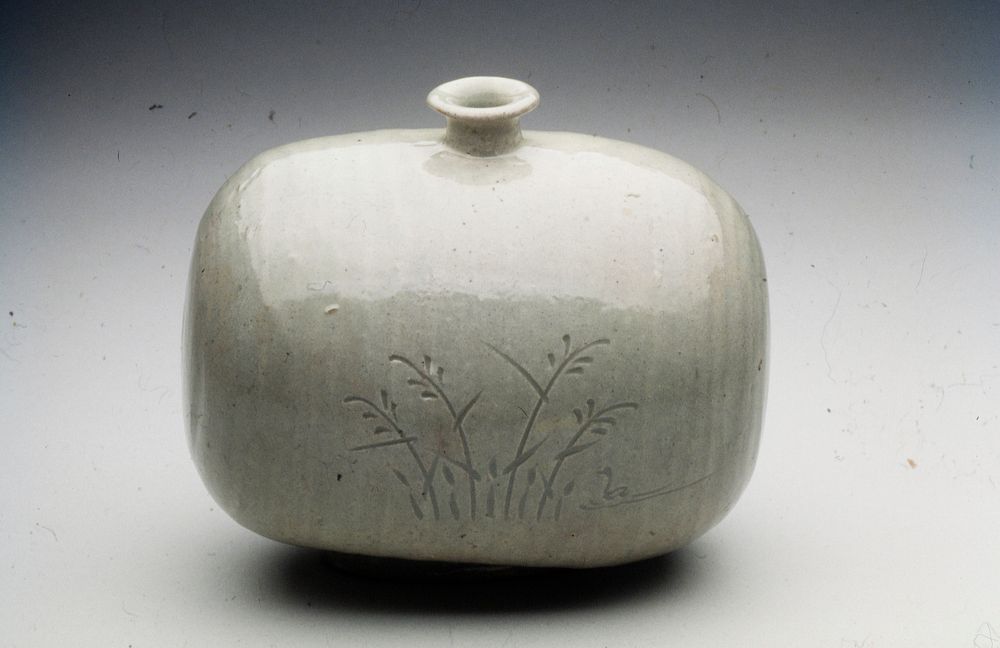 Vase barrel-shaped; incised underglazed design of waterfowl and grasses; porcelain, grey celadon. Original from the…