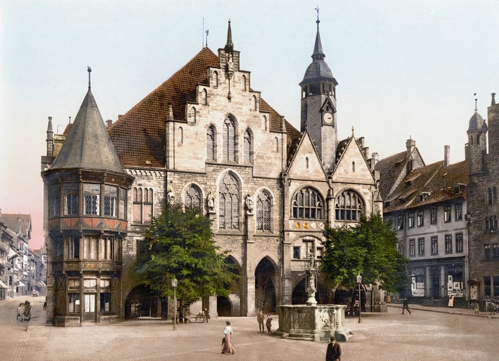 Hildesheim, Rathaus, Fassade zum Markt, wohl um 1900 nach der Erneuerung durch G. Schwartz (1883-92). Kolorierte Fotographie.