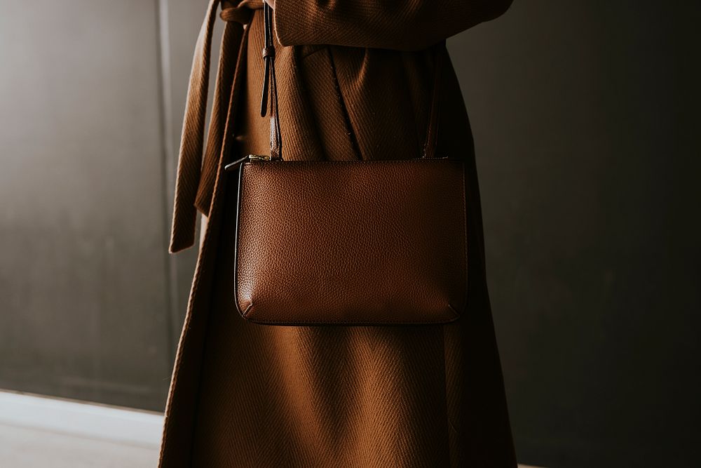 Smart crossbody brown leather handbag, business fashion