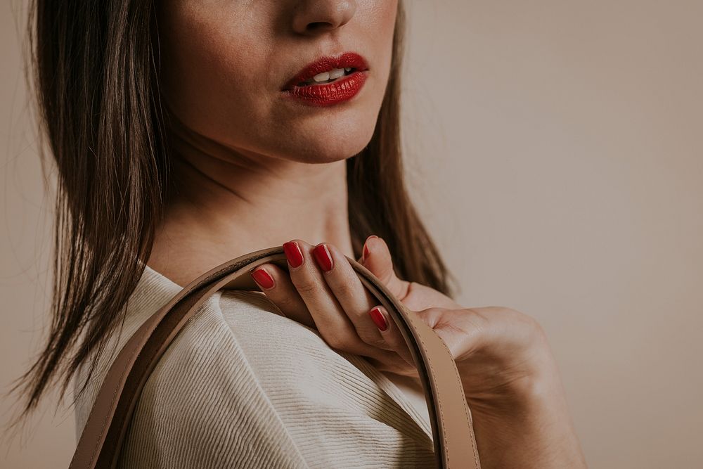Businesswoman wearing red lipstick, business fashion 
