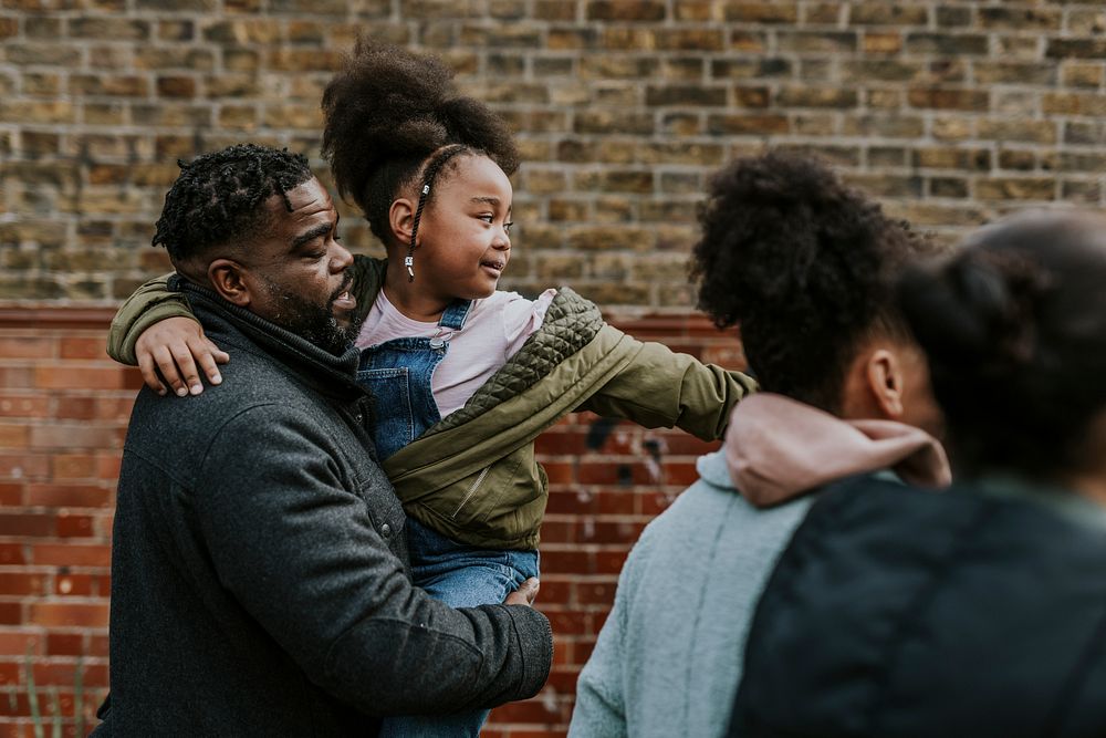 Dad carrying his daughter, walking in the city